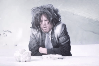 Mężczyzna wyszedł na dwór zimno